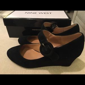 Adorable Nine West black Mary Jane wedge shoes!